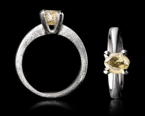 2.36 ct. - Naturlig Intens Gul Rå Diamant i Håndlavet 14 kt. Hvidguldsring