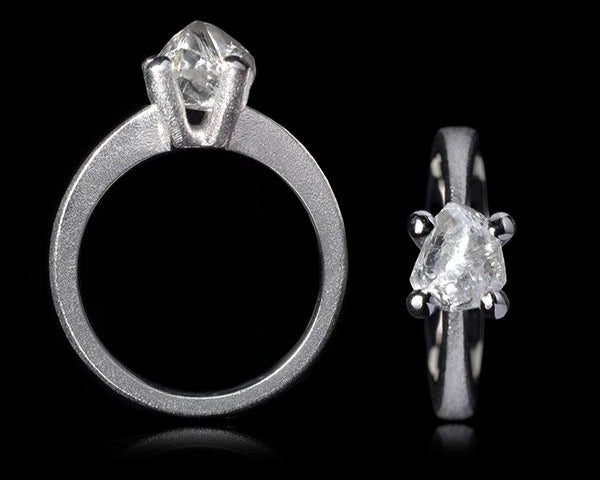 2.26 ct. - Naturlig Hvidlig Rå Diamant i 14 kt. Hvidguldsring