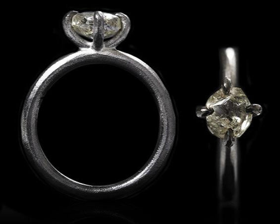 1.58 ct. - Naturlig Rå Diamant i 14 kt. Sort Rhodium Hvidguldsring