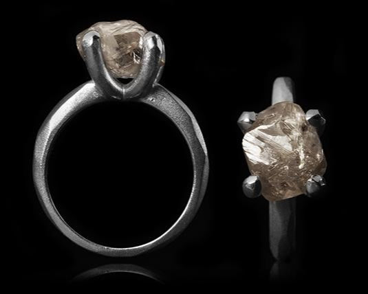 5.09 ct. - Naturlig Rå Diamant i 14 kt. Hvidguldsring