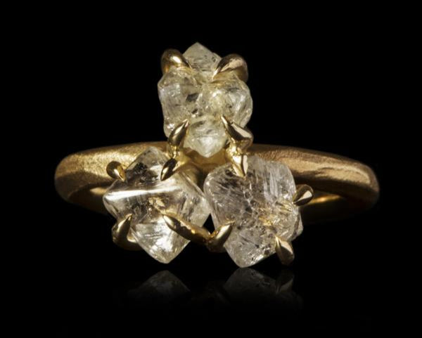 6.12 ct. - Naturlige Hvidlige Rå Diamanter i Håndlavet 14 kt. Guldring
