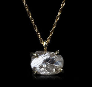 <strong>6.44 ct.</strong> Natural Rough diamond in 18K gold necklace