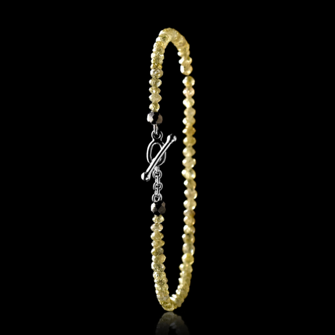 Yellow Facetted diamonds in bracelet